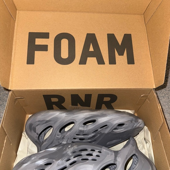 Yeezy Foam Runner - Picture 2 of 4